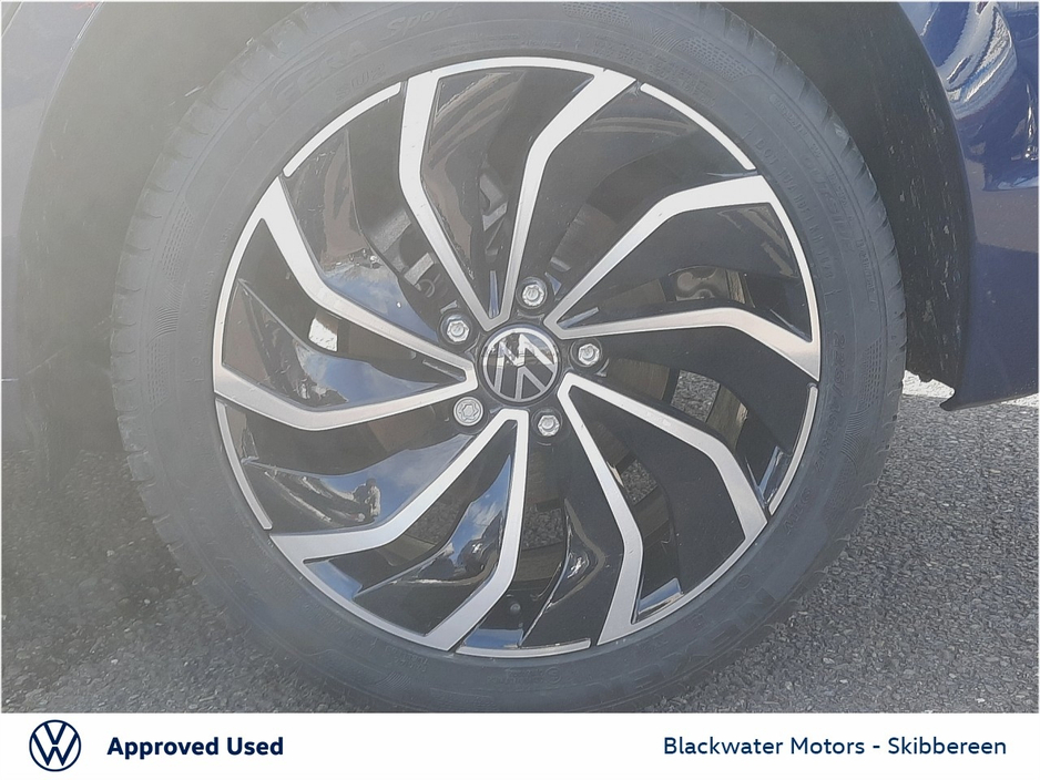 2023 Volkswagen Golf - image 9