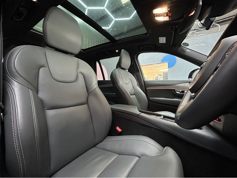 2022 Volvo XC90 - image 12