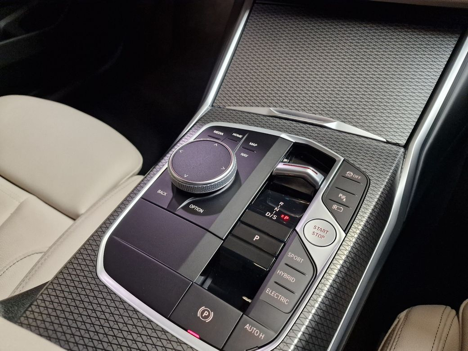 2023 BMW 3 Series - image 18