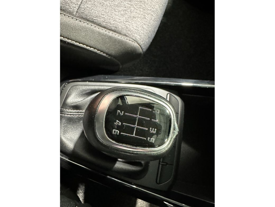 2022 Kia Stonic - image 21