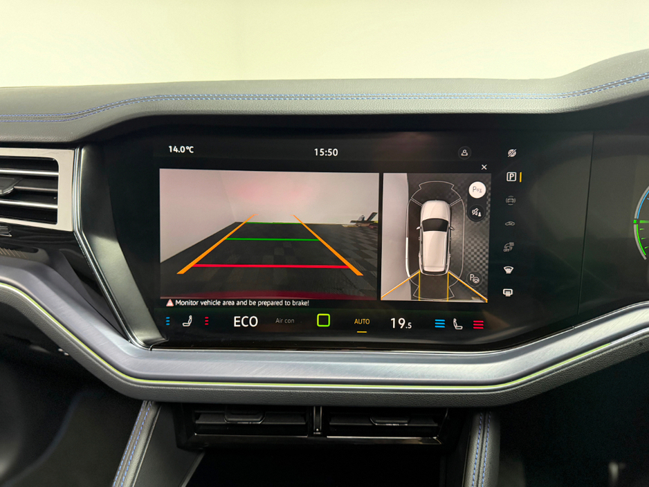 2025 Volkswagen Touareg - image 24