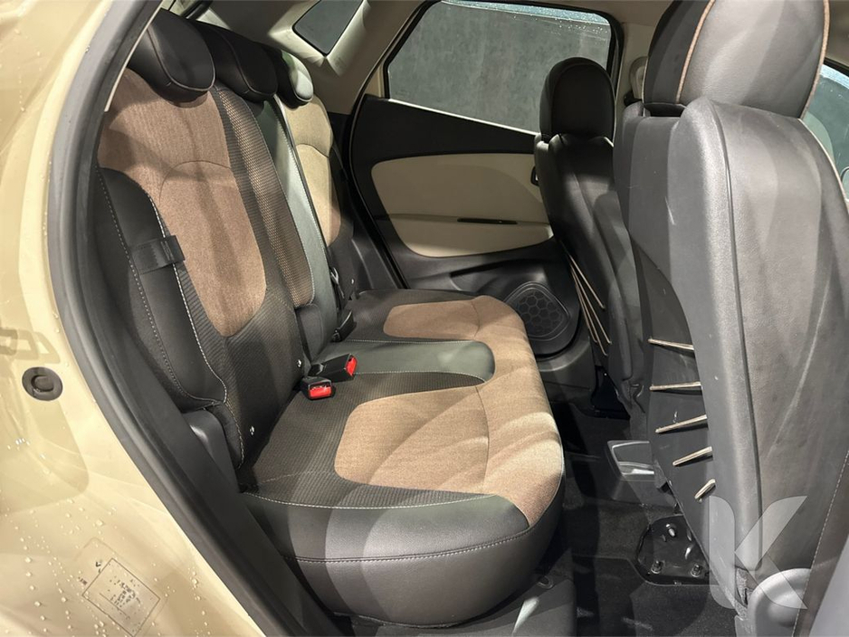 2020 Renault Captur WHITE/BLACK TWO TONE - FACTORY ALLOYS - HALF LEATHER - REVERSE CAMERA €16,950