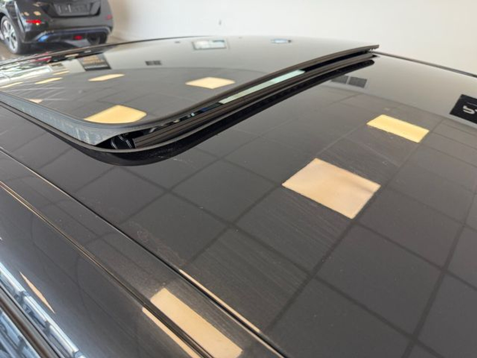 2020 BMW 5 Series - image 23