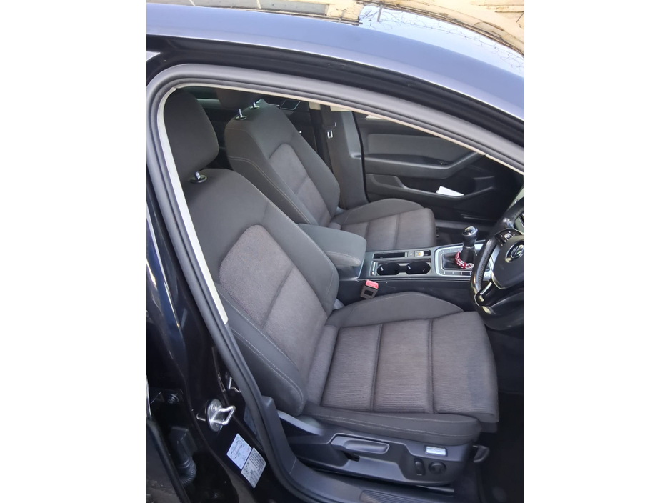 2015 Volkswagen Passat - image 2