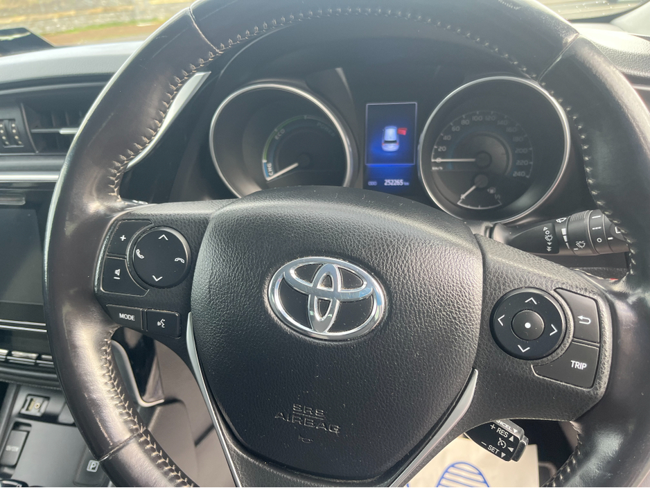 2015 Toyota Auris - image 10