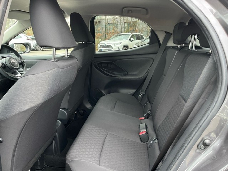 2021 Toyota Yaris - image 7