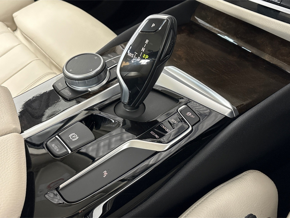 2019 BMW 5 Series - image 16