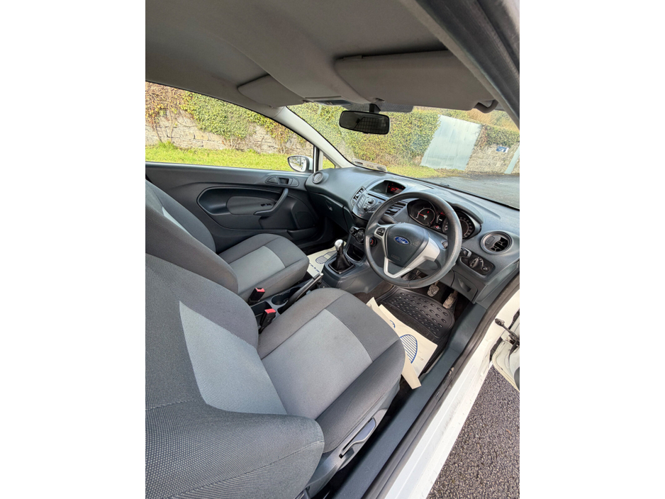 2012 Ford Fiesta - image 13