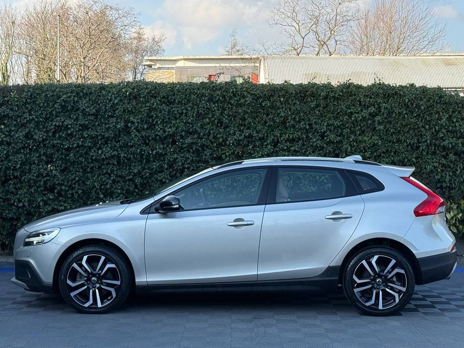 2019 Volvo V40 - image 4