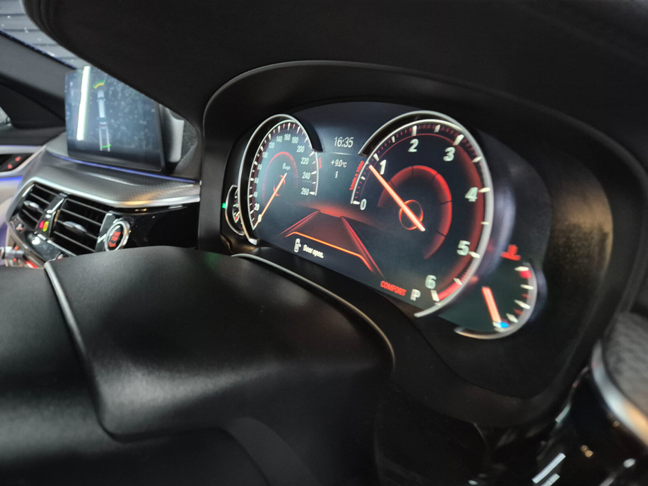 2017 BMW 5 Series - image 20