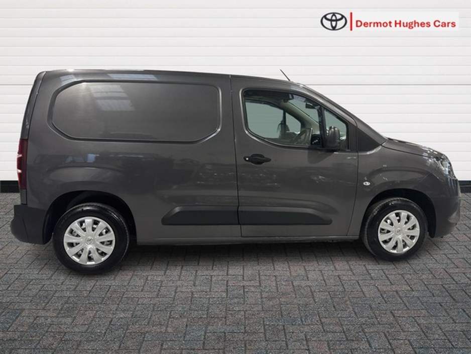 2020 Toyota Proace City - image 3