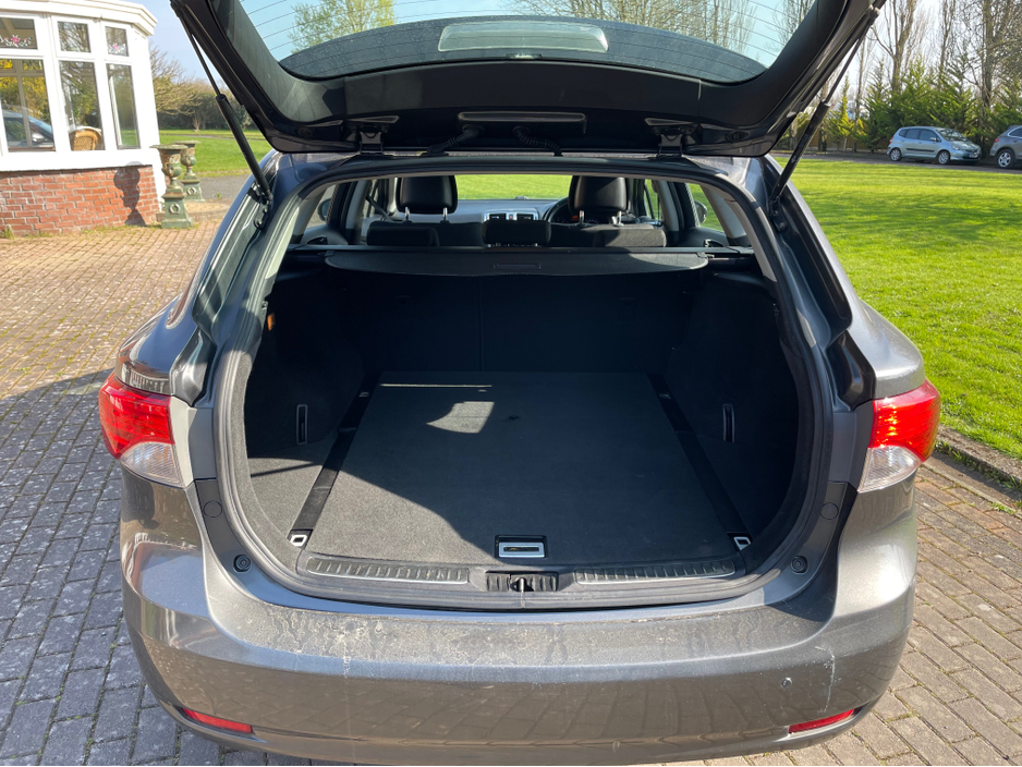 2013 Toyota Avensis - image 6