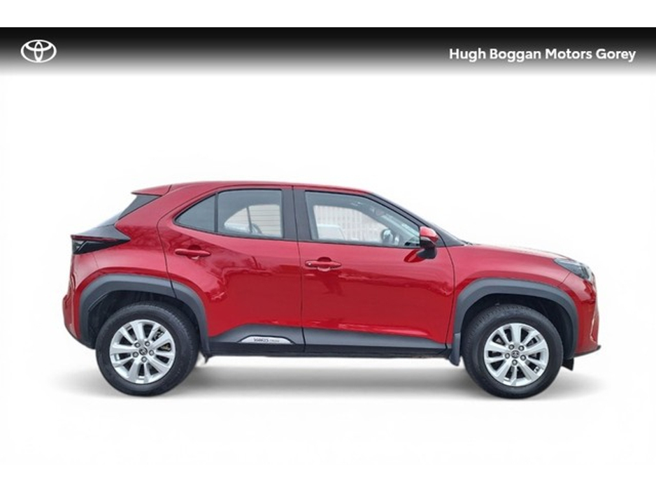 2023 Toyota Yaris Cross - image 3