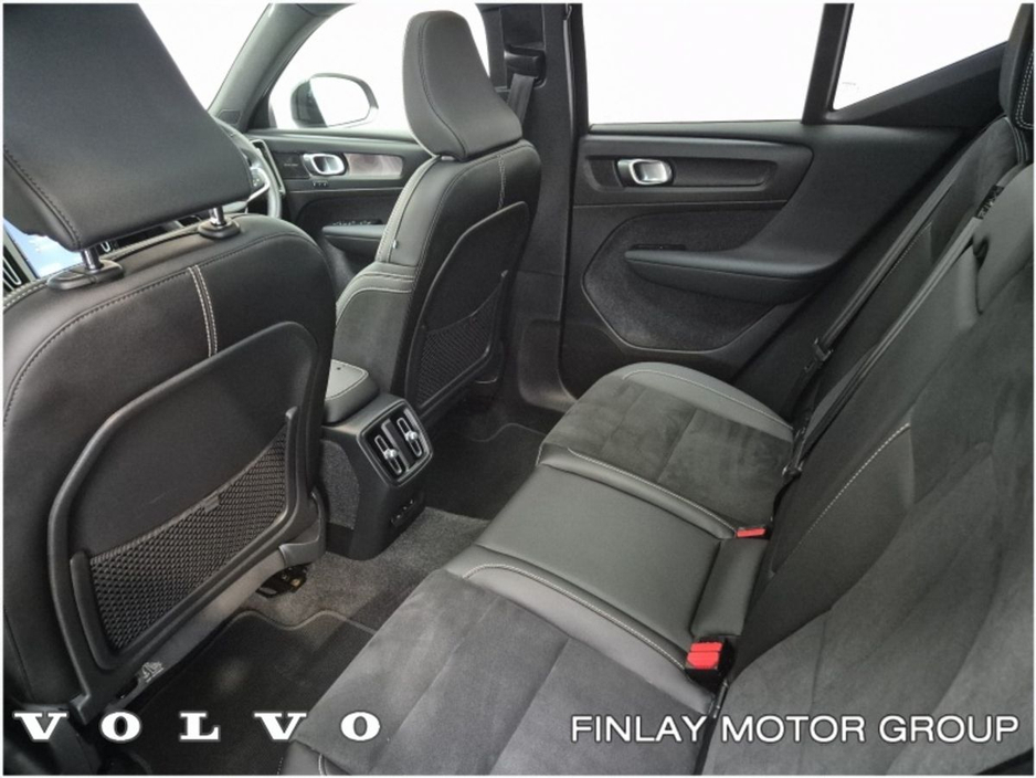 2022 Volvo XC40 - image 8