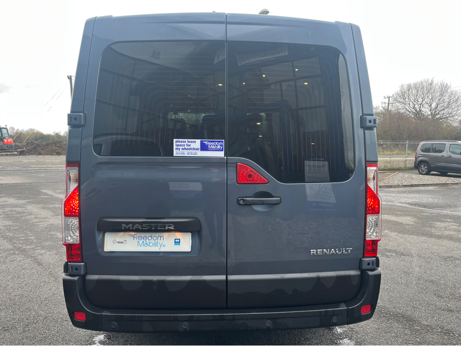 2017 Renault Master - image 8