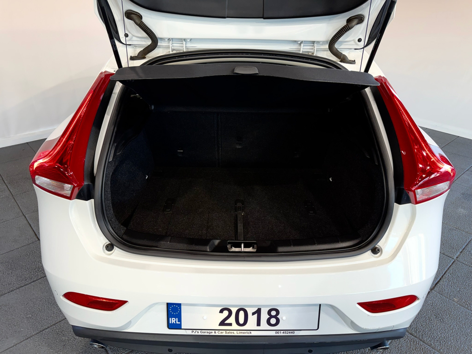 2018 Volvo V40 - image 7