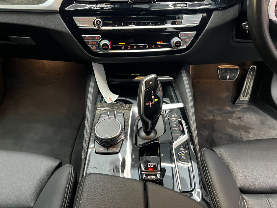 2021 BMW 5 Series - image 20