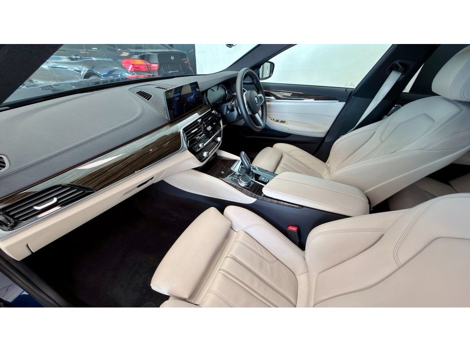 2018 BMW 5 Series - image 11