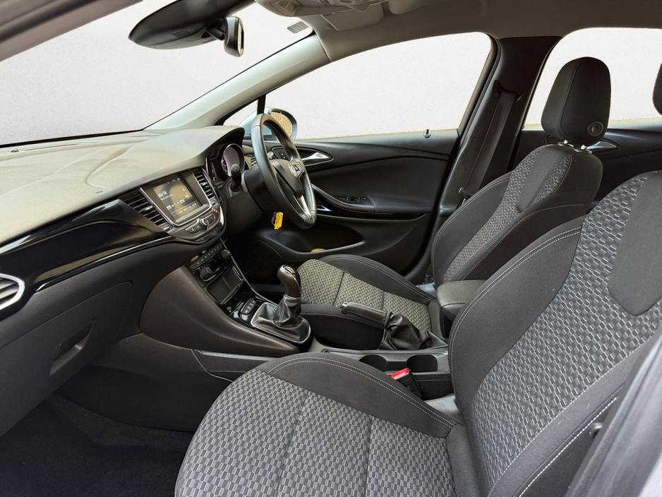 2018 Vauxhall Astra - image 6
