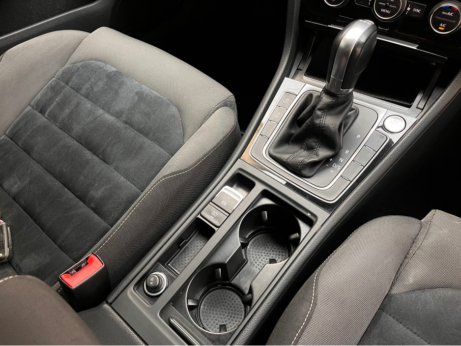 2016 Volkswagen Golf - image 28