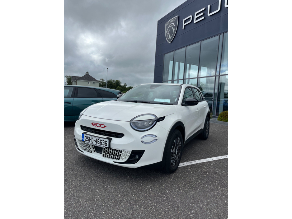 2025 Fiat 600 - image 2