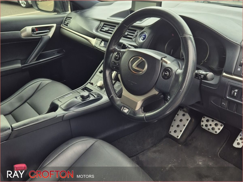 2015 Lexus CT 200 h - image 2