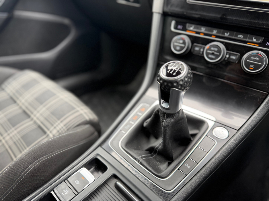 2015 Volkswagen Golf - image 18