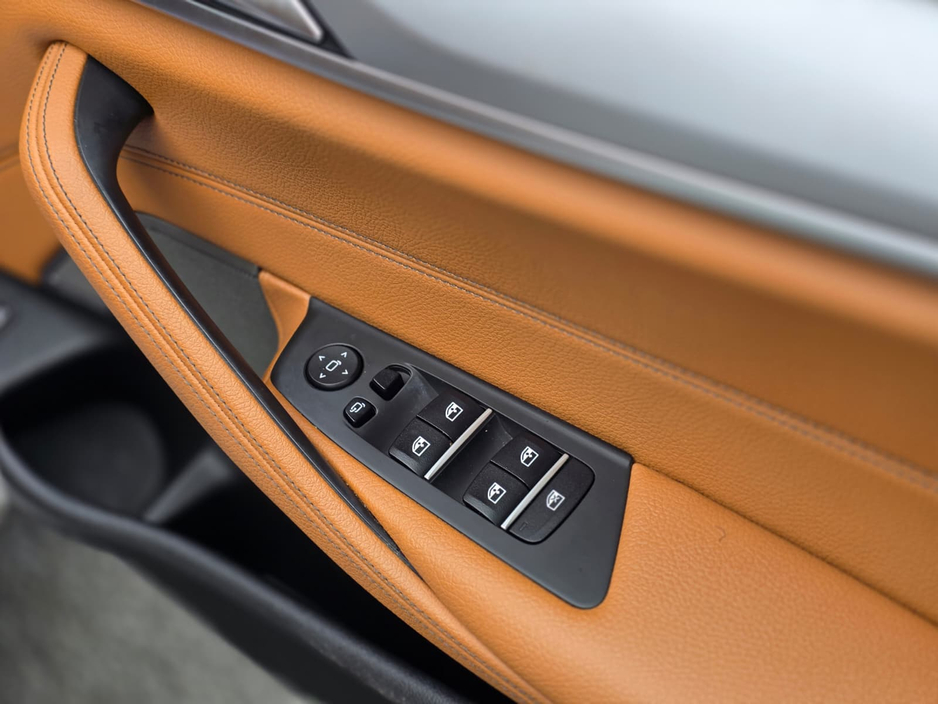 2021 BMW 5 Series - image 18