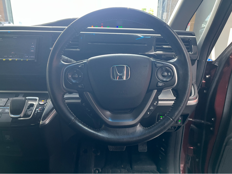 2017 Honda Stepwagon - image 8