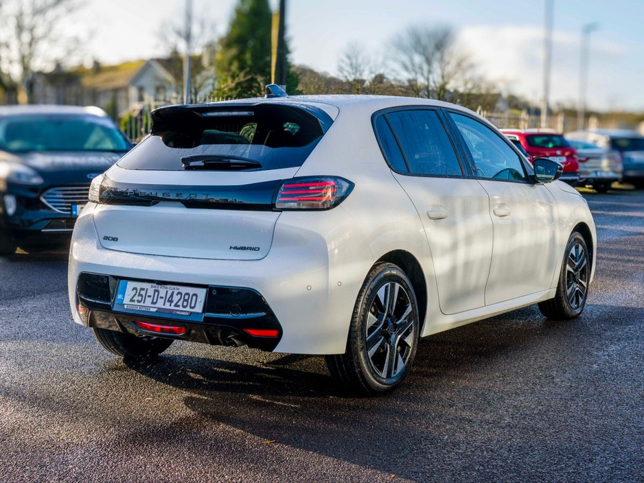 2025 Peugeot 208 - image 14