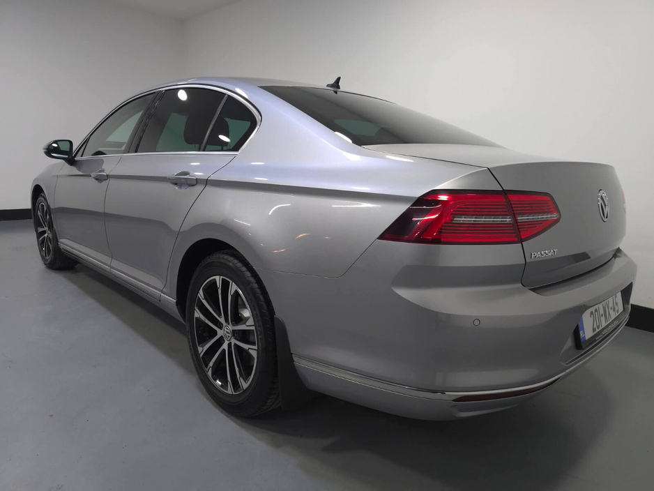 2020 Volkswagen Passat - image 2