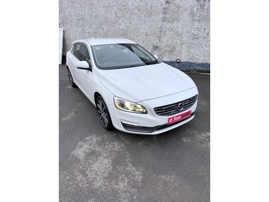 2015 Volvo V60 - image 2