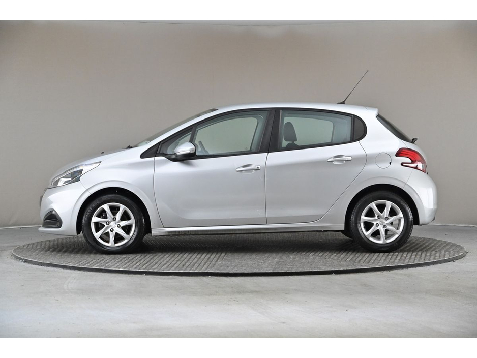 2015 Peugeot 208 - image 5