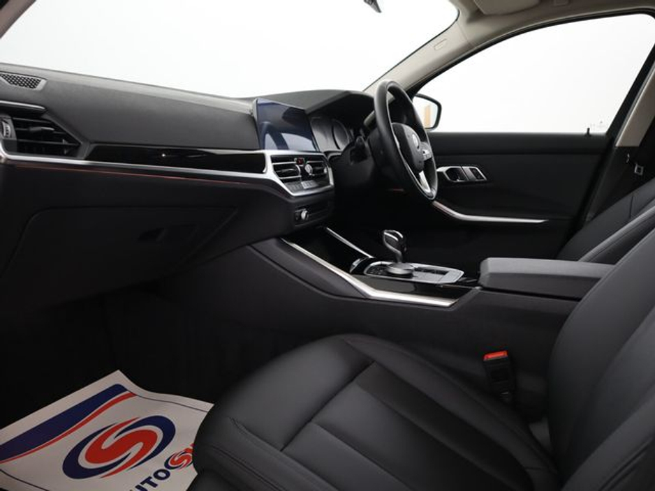 2021 BMW 3 Series - image 16