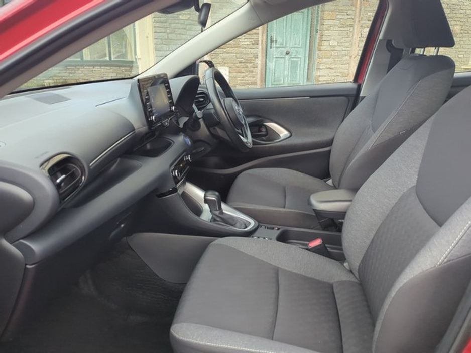 2022 Toyota Yaris FRESH SELECTION OF TRADE-INS YARIS HYBRID LUNA 4DR AUTO €19,500