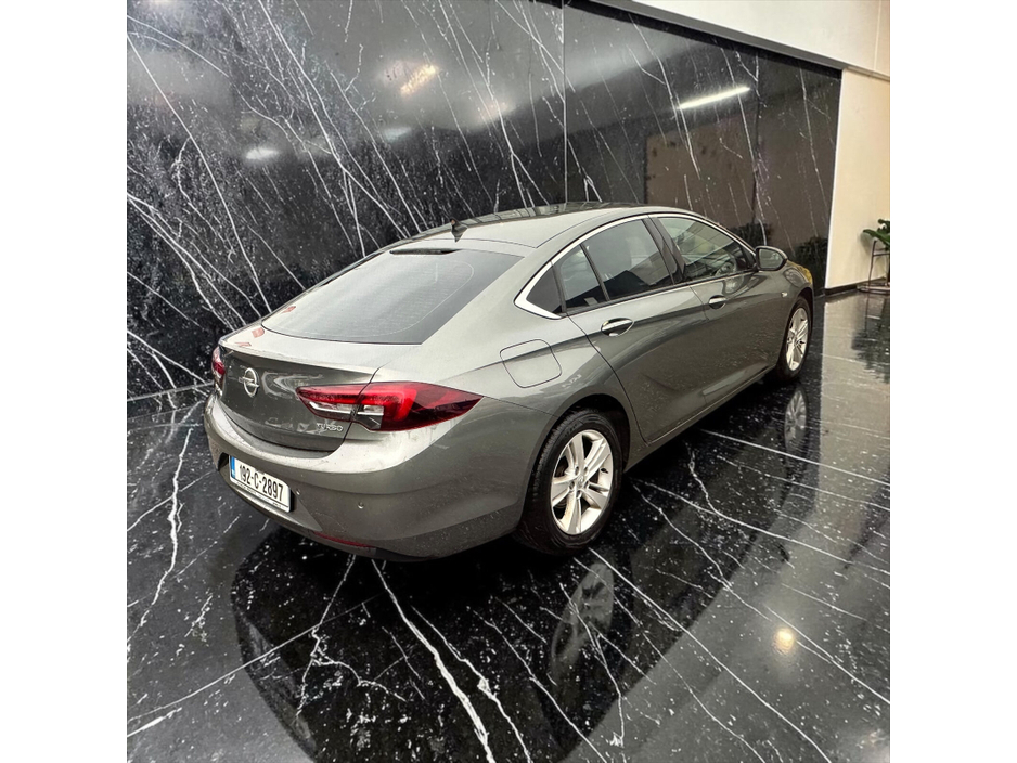 2019 Opel Insignia - image 10