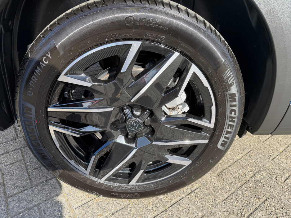 2025 Peugeot 5008 - image 4