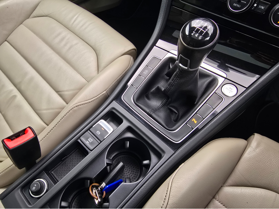 2016 Volkswagen Golf - image 26