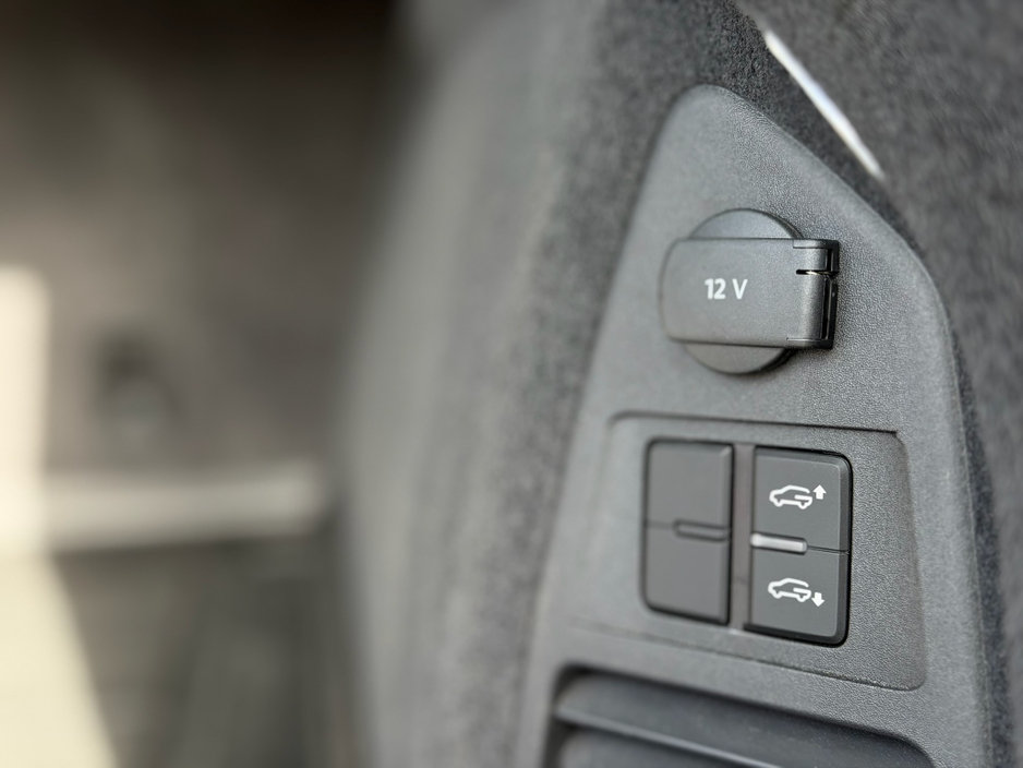 2025 Volkswagen Touareg - image 22