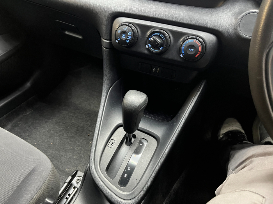 2021 Toyota Yaris - image 12