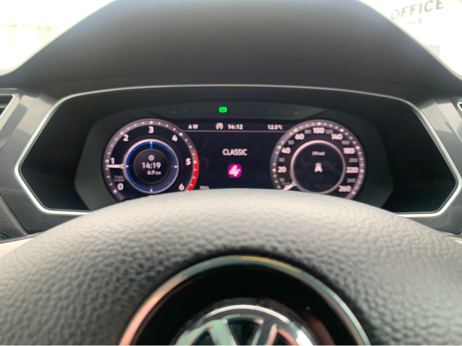 2018 Volkswagen Tiguan - image 3