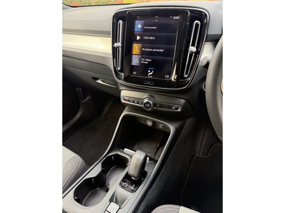 2023 Volvo XC40 - image 12