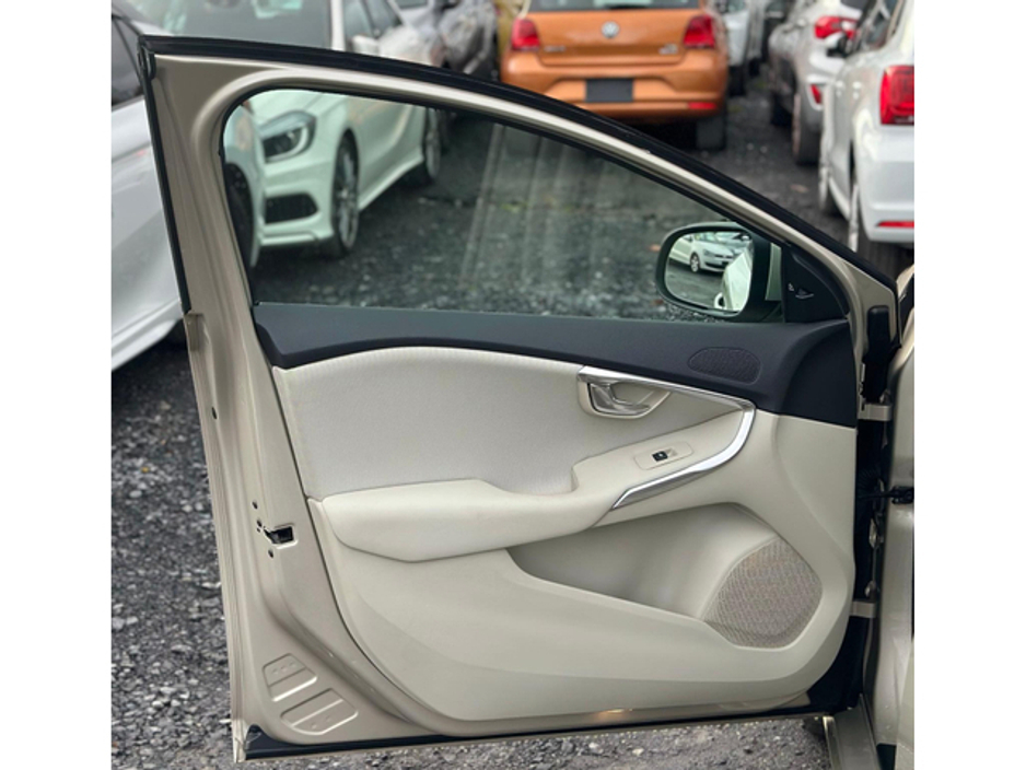 2016 Volvo V40 Cross Country 2.0L Diesel Automatic (9040) €13,495