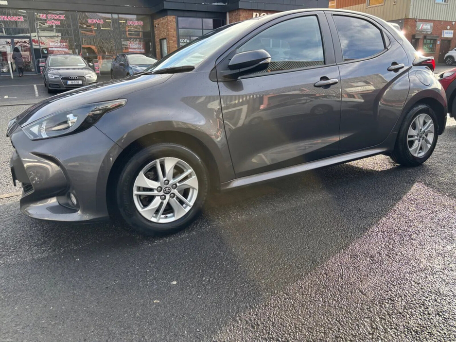 2023 Toyota Yaris - image 5