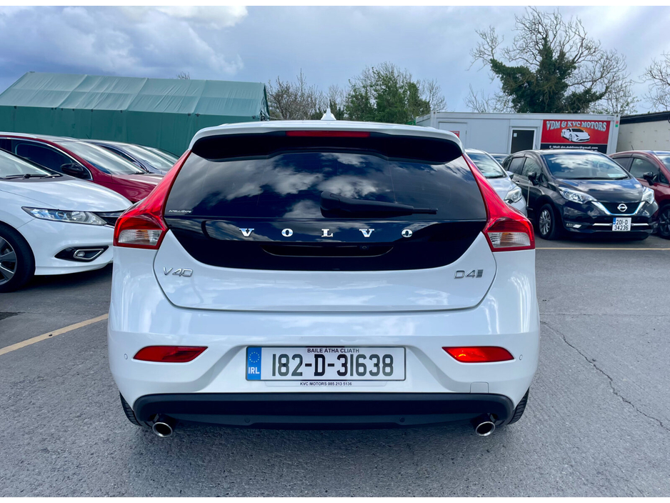 2018 Volvo V40 - image 9