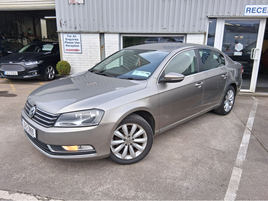 2013 Volkswagen Passat - image 2