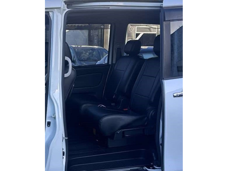 2015 Nissan Serena - image 11