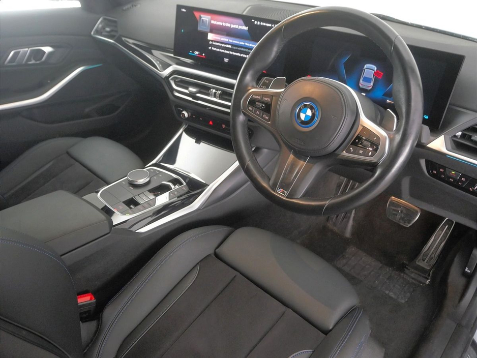 2023 BMW 3 Series - image 6