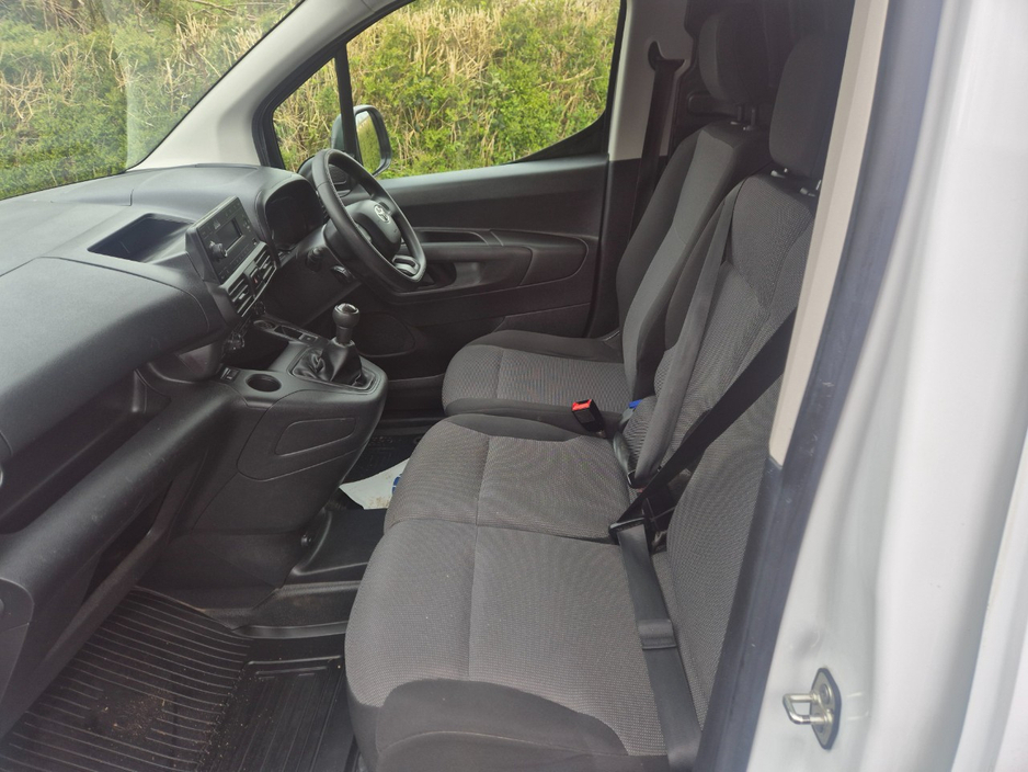 2021 Toyota Proace - image 9