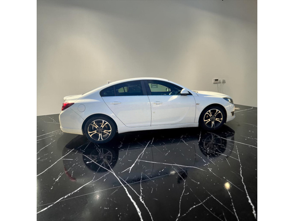 2014 Opel Insignia - image 3